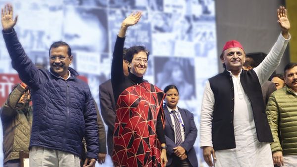 കോണ്‍ഗ്രസിന് വന്‍ തിരിച്ചടി; ഡല്‍ഹിയില്‍ ആപ്പിന് പിന്തുണയുമായി എസ്പി: കോണ്‍ഗ്രസ് പിന്മാറണമെന്നും അഖിലേഷ്