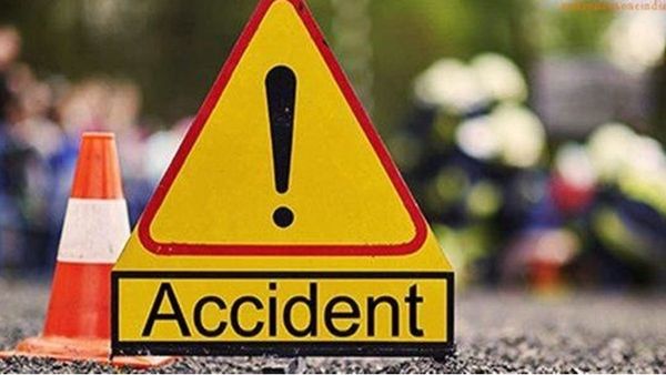 തിരുവനന്തപുരം ആര്യനാട് നിയന്ത്രണം വിട്ട സ്കൂള്‍ ബസ് മരത്തിലിടിച്ചു: 12 വിദ്യാർത്ഥികള്‍ക്ക് പരിക്ക്