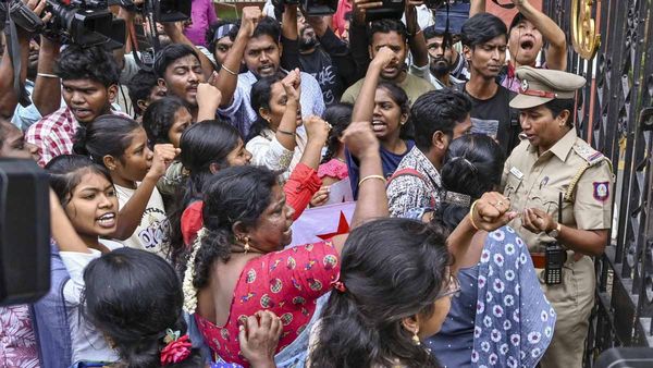 അണ്ണാ യൂണിവേഴ്‌സിറ്റിയില്‍ വിദ്യാര്‍ത്ഥിനിയെ ബലാത്സംഗം ചെയ്തു; പ്രതിഷേധം ശക്തം, സര്‍ക്കാരിനെതിരെ പ്രതിപക്ഷം