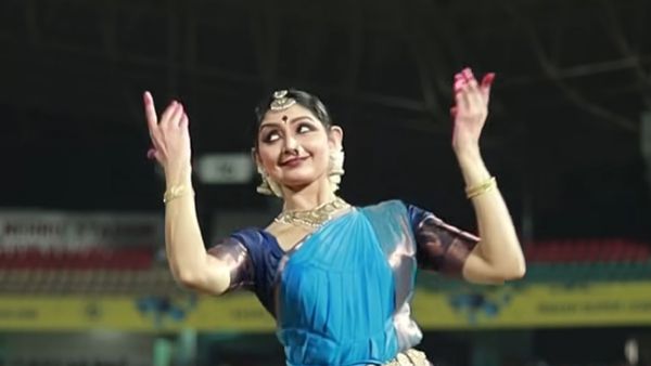 ദിവ്യ ഉണ്ണിയുടെ പരിപാടിക്കെതിരെ നര്‍ത്തകി, സംഘാടനം പാളി, കൂടുതല്‍ പേരെ പങ്കെടുപ്പിച്ചാല്‍ സ്വര്‍ണനാണയം!