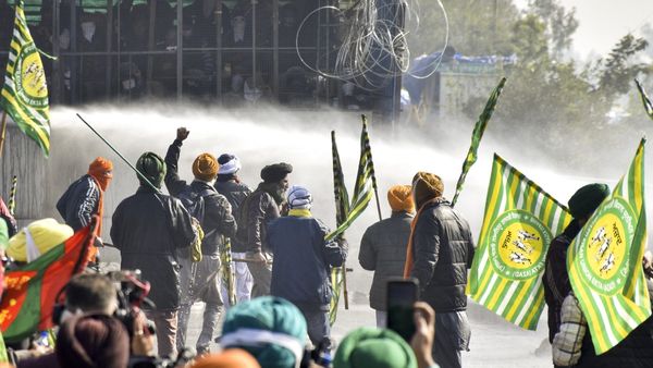 ശംഭു അതിർത്തിയിൽ പോലീസ് നടപടി; ഡൽഹി ചലോ മാർച്ച് നിർത്തിവച്ച് കർഷകർ, 17 പേർക്ക് പരിക്ക്