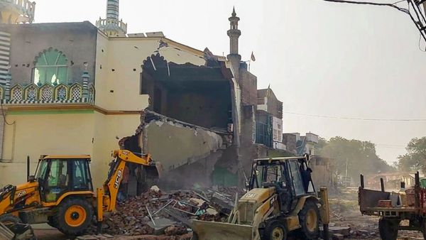 യുപിയില്‍ പള്ളി പൊളിച്ചു; ബുള്‍ഡോസറുകള്‍ വന്നത് പോലീസ് അകമ്പടിയില്‍, 180 വര്‍ഷം പഴക്കമുള്ള മസ്ജിദ്