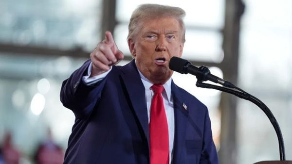 'ശത്രുക്കൾ പോലും മയങ്ങും'; ജിൽ ബൈഡൻ നോക്കി നിൽക്കുന്ന ചിത്രവുമായി ട്രംപിന്റെ പെർഫ്യൂം 'പരസ്യം'