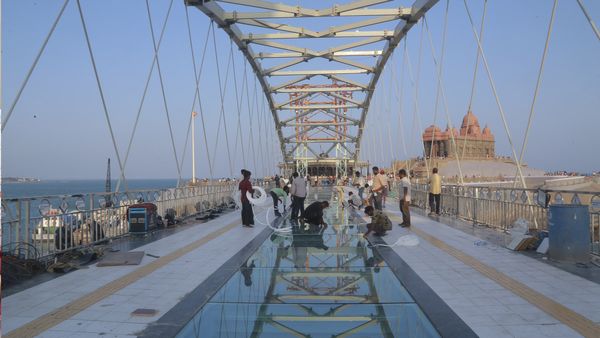 കടലിന് മുകളിലൂടെ നടക്കാം.. ബോട്ട് വേണ്ട; കന്യാകുമാരിയിലേക്ക് വിട്ടോ, കണ്ണാടിപ്പാലം തുറന്നു