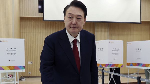 ദക്ഷിണ കൊറിയയില്‍ അടിയന്തരാവസ്ഥ; പ്രതിപക്ഷം ഭരണത്തെ അട്ടിമറിക്കാന്‍ ശ്രമിക്കുന്നെന്ന് പ്രസിഡന്റ്