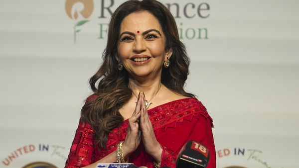 ഒരു ചായ കപ്പ് വേണം, ഇന്ത്യയില്‍ മുടിഞ്ഞ വില! ഫ്‌ളൈറ്റ് ചാര്‍ട്ട് ചെയ്ത് നിത ശ്രീലങ്കയിലേക്ക്! ലാഭം 80%