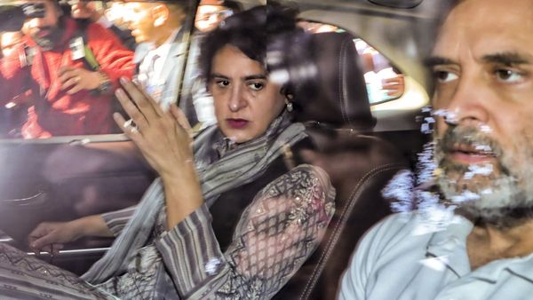 സംഭൽ യാത്ര; രാഹുലിനേയും പ്രിയങ്കയേയും തടഞ്ഞ് യുപി പോലീസ്, വഴിയടച്ചു