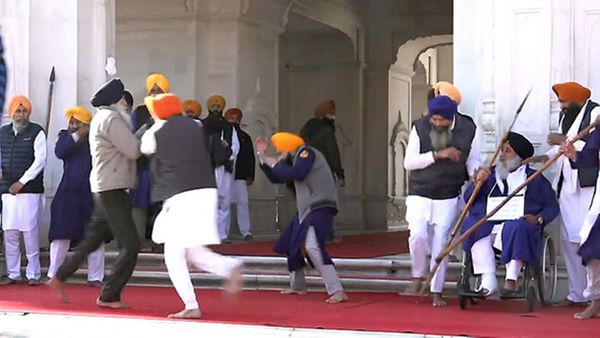 സുവർണ്ണക്ഷേത്രത്തില്‍ വീണ്ടും വെടിമുഴക്കം: പഞ്ചാബ് മുൻ ഉപമുഖ്യമന്ത്രിക്ക് നേരെ വധശ്രമം