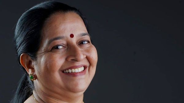 വീണത് 15 അടി മുകളിൽ നിന്ന്, കോൺക്രീറ്റിൽ തലയടിച്ചു; ഉമ തോമസ് വെന്റിലേറ്ററിൽ, ഗുരുതരമെന്ന് ഡോക്‌ടർമാർ