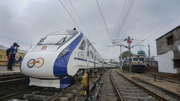 വന്ദേഭാരതിന്റെ ബാറ്ററി തീർന്നു: ഷൊർണ്ണൂരില്‍ ട്രെയിന്‍ പിടിച്ചിട്ടു, വാതില്‍ പോലും തുറക്കാനാകുന്നില്ല