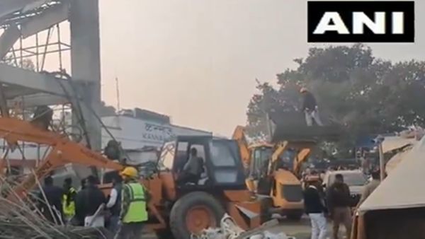 യുപിയിൽ നിർമ്മാണത്തിലിരിക്കുന്ന റെയിൽവേ സ്റ്റേഷൻ കെട്ടിടം തകർന്ന് വീണു; 20 പേർ കുടുങ്ങിക്കിടക്കുന്നു