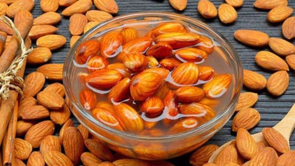 ചർമ്മം തിളങ്ങാൻ ബദാം കുതിർത്ത് തൊലികളഞ്ഞ് കഴക്കണോ, തൊലിയോട് കഴിക്കണോ? 