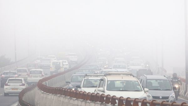 കനത്ത മൂടൽമഞ്ഞ് ഉത്തരേന്ത്യയിൽ വെല്ലുവിളിയാവുന്നു; ഡൽഹിയിൽ ഇന്നും വിമാന സർവീസുകളെ ബാധിച്ചു