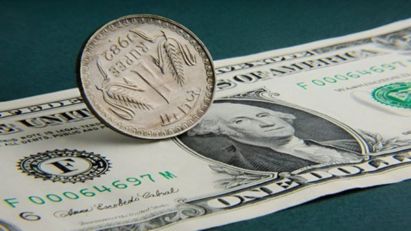 58.88 രൂപയിലുണ്ടായിരുന്ന ഡോളറിന് ഇന്ന് 85.77: പ്രവാസികള്‍ സന്തോഷിച്ചു? രൂപയുടെ മൂല്യം ഇടിയാൻ കാരണം എന്ത്