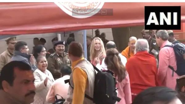 കുംഭമേളയ്ക്കിടെ സ്റ്റീവ് ജോബ്സിൻ്റെ ഭാര്യ കുഴഞ്ഞു വീണു: 'ഇത്ര തിരക്കുള്ള സ്ഥലത്ത് ഇതുവരെ എത്തിയിട്ടില്ല'