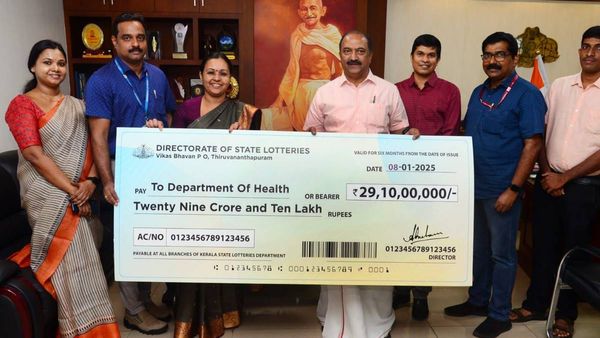 കാരുണ്യയ്ക്ക് ഭാ​ഗ്യക്കുറി വകുപ്പിന്റെ 29 കോടി; ചെക്ക് മന്ത്രി വീണ ജോർജിന് കൈമാറി