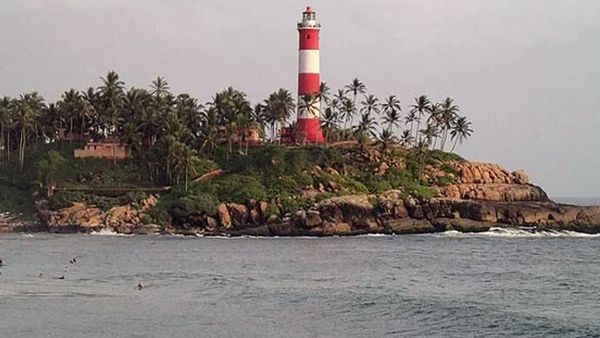 കോവളത്തേക്കൊരു യാത്ര പോയാലോ? സഞ്ചാരികള്‍ക്കായി സ്‌കൂബ ഡൈവിംഗും പാരാസെയ്ലിംഗും