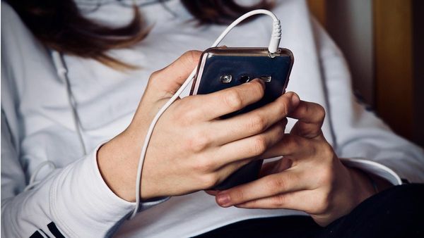 സോഫ്റ്റ്വെയര്‍ അപ്‌ഡേഷനു ശേഷം ഡിസ്‌പ്ലേ അടിച്ചു പോയോ: ഫോണിന്റെ വില മാത്രമല്ല, നഷ്ടപരിഹാരവും കിട്ടും