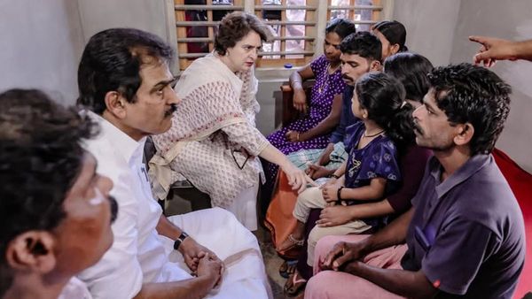 പ്രിയങ്ക ഗാന്ധി രാധയുടെ വീട്ടില്‍: വഴിയില്‍ എല്‍ഡിഎഫ് കരിങ്കൊടി; മറുപടിയുമായി ബല്‍റാമും