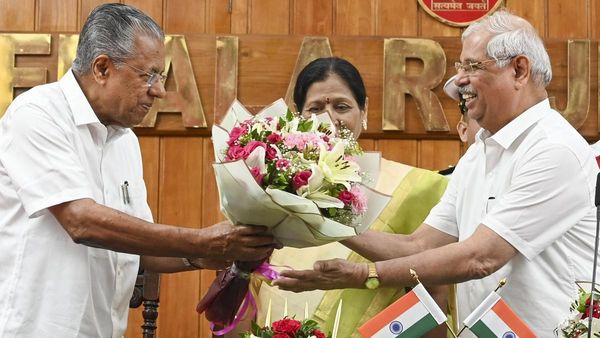 പിണറായി ദീര്‍ഘവീക്ഷണമുള്ള മുഖ്യമന്ത്രി, മലയാളികള്‍ സിംഹങ്ങള്‍; പ്രശംസിച്ച് ഗവര്‍ണര്‍