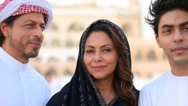 ഷാരൂഖാനും ​ഗൗരിയും ഖാനും മക്കയിൽ പോയോ, ​ഗൗരി മതം മാറിയോ..? വൈറൽ ചിത്രത്തിന് പിന്നിലെ യാഥാർത്ഥ്യം