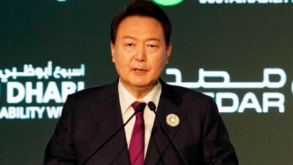 ദക്ഷിണ കൊറിയയിൽ നാടകീയ രംഗങ്ങൾ; ഇംപീച്ച് ചെയ്യപ്പെട്ട യൂൻ സുക് യോളിനെ അറസ്‌റ്റ് ചെയ്യാൻ നീക്കം, പ്രതിഷേധം