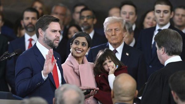 'ആ നോട്ടത്തില്‍ എല്ലാമുണ്ട്'; സത്യപ്രതിജ്ഞ ചടങ്ങില്‍ ഹൃദയം കവര്‍ന്ന് അമേരിക്കയുടെ സെക്കന്‍ഡ് ലേഡി ഉഷ വാന്‍സ്