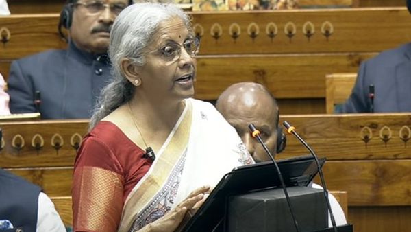 കേന്ദ്ര ബജറ്റ്: ഇന്ത്യ ലോകത്തിലെ ഏറ്റവും വേഗത്തില്‍ വളരുന്ന സമ്പദ് വ്യവസ്ഥ; സഭയില്‍ വന്‍ പ്രതിപക്ഷ പ്രതിഷേധം