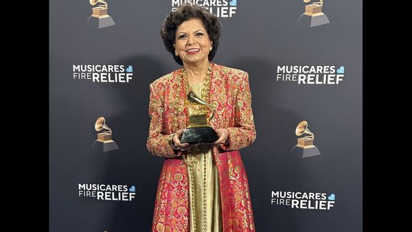 ഇന്ത്യന്‍ കുര്‍ത്തയണിഞ്ഞ് ഗ്രാമി പുരസ്‌കാരം ഏറ്റുവാങ്ങി ചന്ദ്രിക ടണ്ഠന്‍; ലോകനെറുകയില്‍ 'ത്രിവേണി' ആല്‍ബം