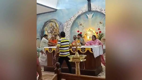 കോട്ടയത്ത് പള്ളിയില്‍ ശുശ്രൂഷയ്ക്കിടെ വിശ്വാസികള്‍ ഏറ്റുമുട്ടി; വൈദികനു നേരെ ആക്രമണം