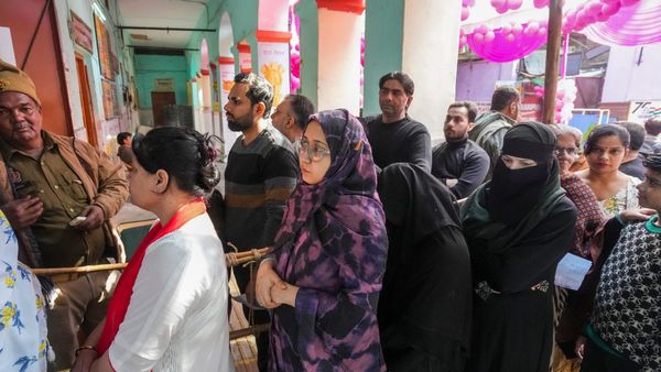 വോട്ട് ചെയ്യാന്‍ വന്നപ്പോള്‍ പട്ടികയില്‍ പേരില്ല;അബ്ബാസ് ഖാന്റെയും മകന്റെയും പേര് വെട്ടി, ശര്‍മക്കും വോട്ടില്ല