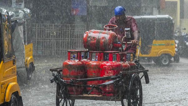 ബജറ്റിന് മുമ്പെ ആശ്വാസം; പാചക വാതക വില കുറച്ചു, പുതുക്കിയ നിരക്ക് ഇങ്ങനെ