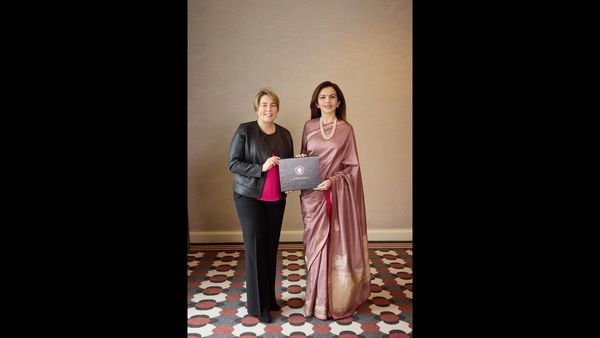 കൈത്തറി ഷികാര്‍ഗ ബനാറസി സാരിയുടെ പ്രഭയില്‍ നിത അംബാനി; മസാച്യുസെറ്റ്സ് ഗവര്‍ണറുടെ ആദരം ഏറ്റുവാങ്ങി