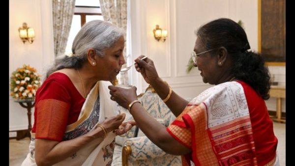 ശുഭകാര്യങ്ങള്‍ക്കു മുന്‍പായി തൈരും പഞ്ചസാരയും; രാഷ്ട്രപതി ധനമന്ത്രിക്കു നല്‍കിയ മധുരത്തിന്റെ പ്രാധാന്യം