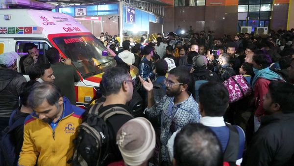 ട്രെയിന്‍ വൈകി, ചിലത് ട്രാക്ക് മാറിയെത്തി; 18 പേരുടെ ജീവനെടുത്ത തിരക്ക്: അന്വേഷണത്തിന് ഉന്നതതല സമിതി