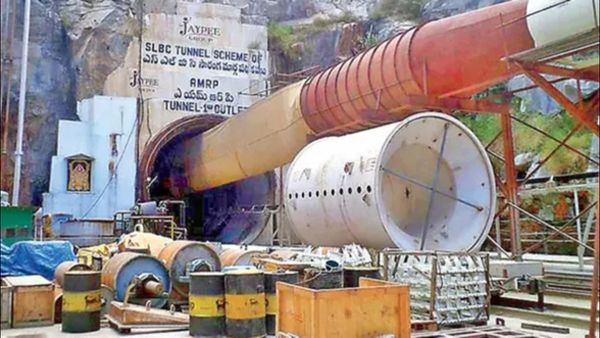 തെലങ്കാനയില്‍ തുരങ്കം തകര്‍ന്നുവീണ് വന്‍ അപകടം; എട്ട് തൊഴിലാളികള്‍ കുടുങ്ങിക്കിടക്കുന്നതായി സൂചന