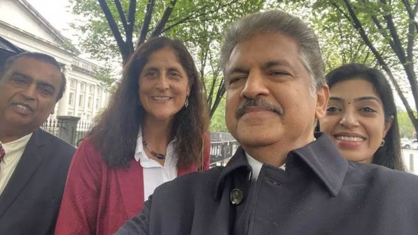 സുനിതയോട് ലിഫ്റ്റ് ചോദിച്ച് ആനന്ദ് മഹീന്ദ്ര, ഒപ്പം മുകേഷ് അംബാനിയും; വൈറല്‍ ചിത്രത്തിന് പിന്നില്‍