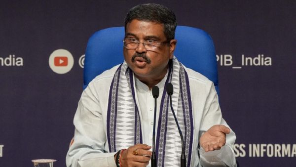 ഭാഷാ വിവാദത്തിൽ പോര് മുറുകുന്നു; തമിഴ് പഠിക്കുന്നവരുടെ എണ്ണം കുറയുന്നുവെന്ന് മന്ത്രി ധർമേന്ദ്ര പ്രധാൻ