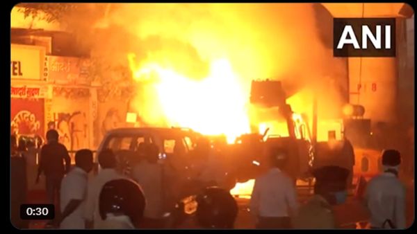 ഔറംഗസീബിന്റെ ശവകുടീരത്തെ ചൊല്ലി നാഗ്പൂരിൽ സംഘർഷം; വിടുകൾക്ക് തീയിട്ടു,35 ഓളം പേർക്ക് പരിക്ക്