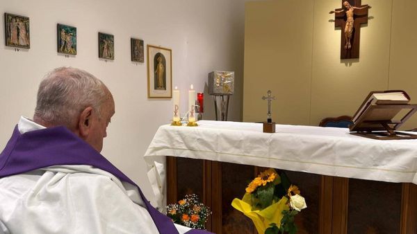 ഫ്രാന്‍സിസ് പാപ്പ അപകടനില തരണം ചെയ്തതായി വത്തിക്കാന്‍: പ്രാര്‍ത്ഥിക്കുന്ന ചിത്രം പുറത്തുവിട്ടു