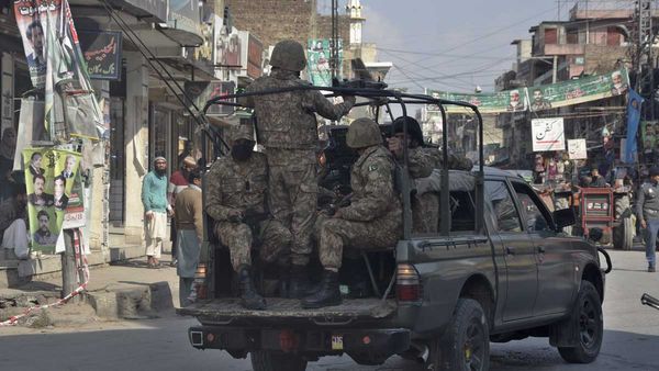 പാകിസ്ഥാന്‍ സൈനിക ക്യാംപിന് സമീപം ചാവേറാക്രമണം; 10 തീവ്രവാദികളെ കൊലപ്പെടുത്തിയതായി സൈന്യം