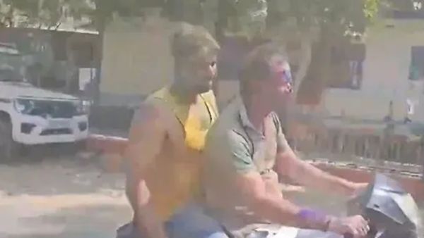 ഹെൽമെറ്റ് ധരിക്കാത്തതിന് തേജ് പ്രതാപിന് 4000 രൂപ പിഴ; നടപടി വീഡിയോ വൈറലായതിന് പിന്നാലെ..