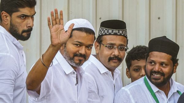 തൊപ്പി ധരിച്ച്, തൂവെള്ള വസ്ത്രമണിഞ്ഞ് ഇഫ്‌താർ വിരുന്നൊരുക്കി വിജയ്; വ്രതമെടുത്തു, പ്രാർത്ഥനയിലും പങ്കെടുത്തു