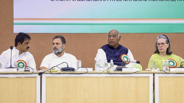 യുഎസ് താരിഫ് ഇന്ത്യയുടെ വിദേശ വ്യാപാരത്തെ ബാധിക്കും; മോദിയുടേത് പരാജയപ്പെട്ട വിദേശ നയം: കോണ്‍ഗ്രസ്