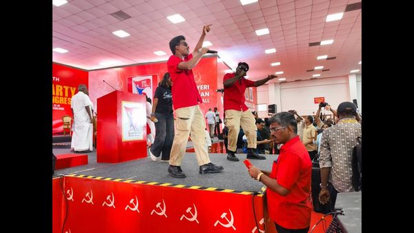 സിപിഎം പാര്‍ട്ടി കോണ്‍ഗ്രസില്‍ പിള്ളേരുടെ തമിഴ് റാപ്; ഗൗവരം വിടാതെ പിണറായി