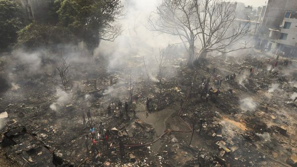 ഡൽഹിയിലെ രോഹിണിയിൽ വൻ തീപിടുത്തം; രണ്ട് കുട്ടികൾക്ക് ദാരുണാന്ത്യം, 800 കുടിലുകൾ കത്തിനശിച്ചു