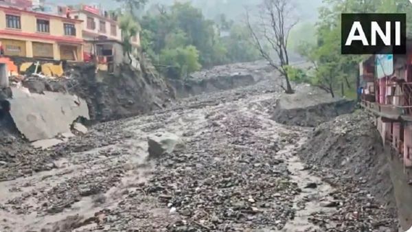 ജമ്മു കശ്‌മീരിലെ റംബാനിൽ കനത്ത മണ്ണിടിച്ചിൽ; മൂന്ന് പേർ മരിച്ചു, 100 കണക്കിന് പേരെ രക്ഷപ്പെടുത്തി