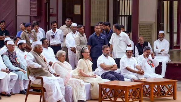 സോണിയയും രാഹുലും നടുവില്‍.. ഖാര്‍ഗെ ഒരു മൂലയില്‍; പാര്‍ട്ടി അധ്യക്ഷനെ ഒതുക്കിയോ എന്ന് ബിജെപി