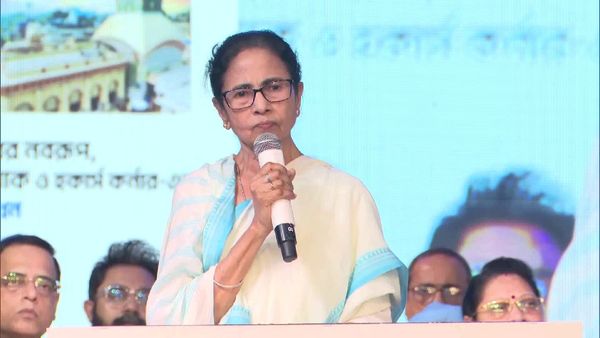 ഇന്ത്യയില്‍ മുസ്ലീങ്ങള്‍ക്ക് എതിരേ പറയും; സൗദിയില്‍ അവരുടെ ആതിഥ്യം സ്വീകരിക്കും: 'ആക്രമണം' തുടര്‍ന്ന് മമത