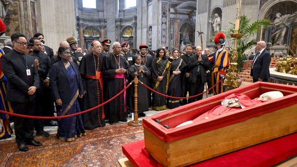 വത്തിക്കാനില്‍ കണ്ണീര്‍പ്രണാമവുമായി ലോകം; ആദരമര്‍പ്പിച്ച് ഇന്ത്യ; മാര്‍പാപ്പയുടെ സംസ്‌കാരം ഉച്ചയ്ക്ക്